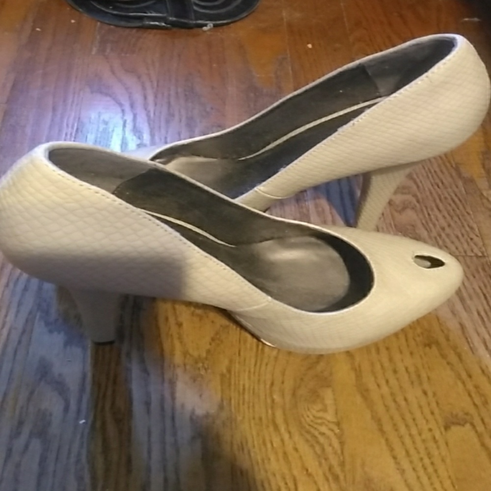 Miss A pumps